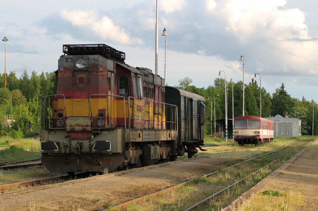 742 429-4 mit Gterzug Mn 82960 Slavonice-Kostelec u Jihlavy auf Bahnhof Telč am 20-5-2013.