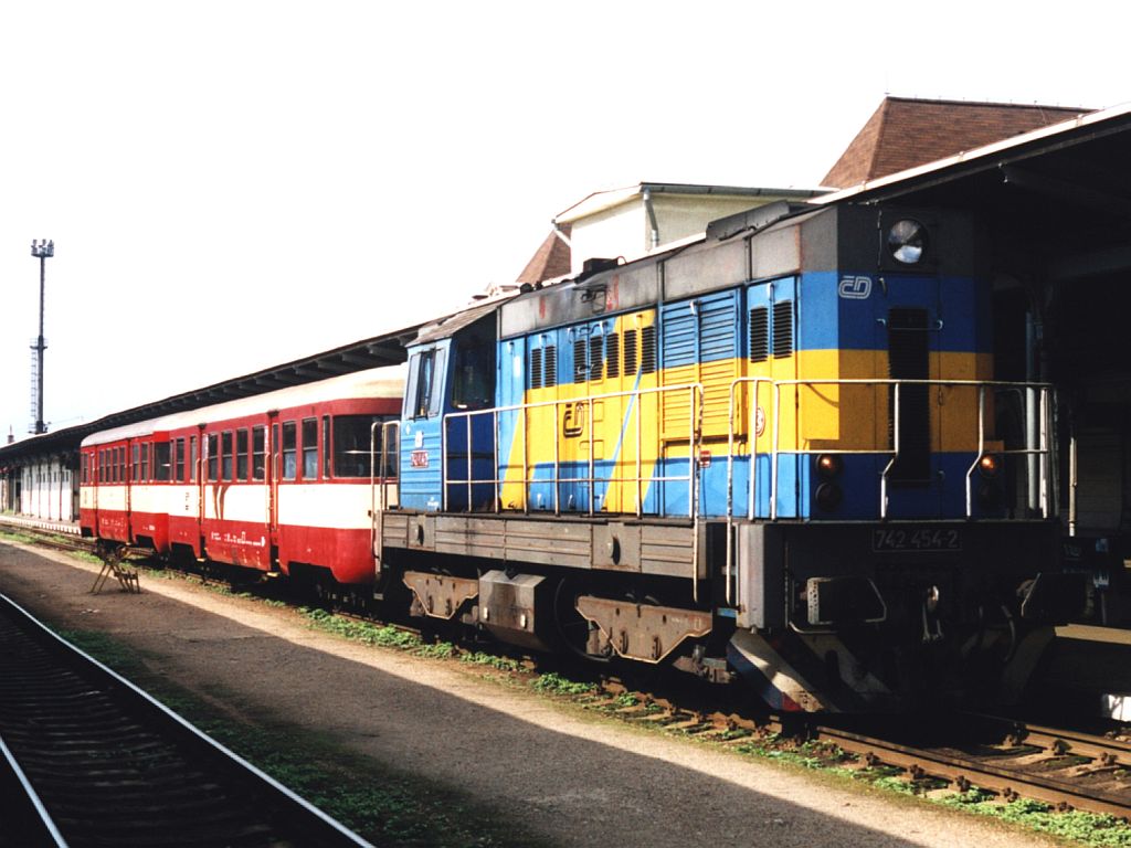 742 454-2 und zwei Beiwagens von die Triebwagens der BR 820 (020 284-6 und 020 001-4) mit Os 5403 Liberec-Jaromer auf Bahnhof Liberec am 20-7-2005. Bild und scan: Date Jan de Vries. 