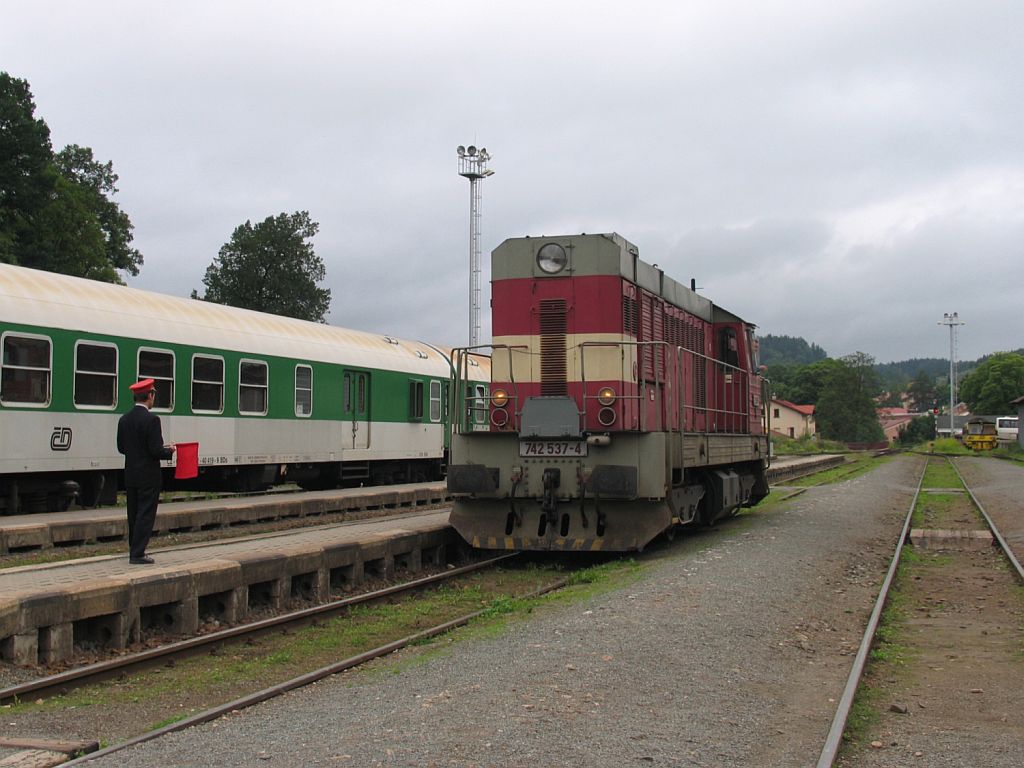 742 537-4 auf Bahnhof Trutnov Hlavn Ndra am 1-8-2011.