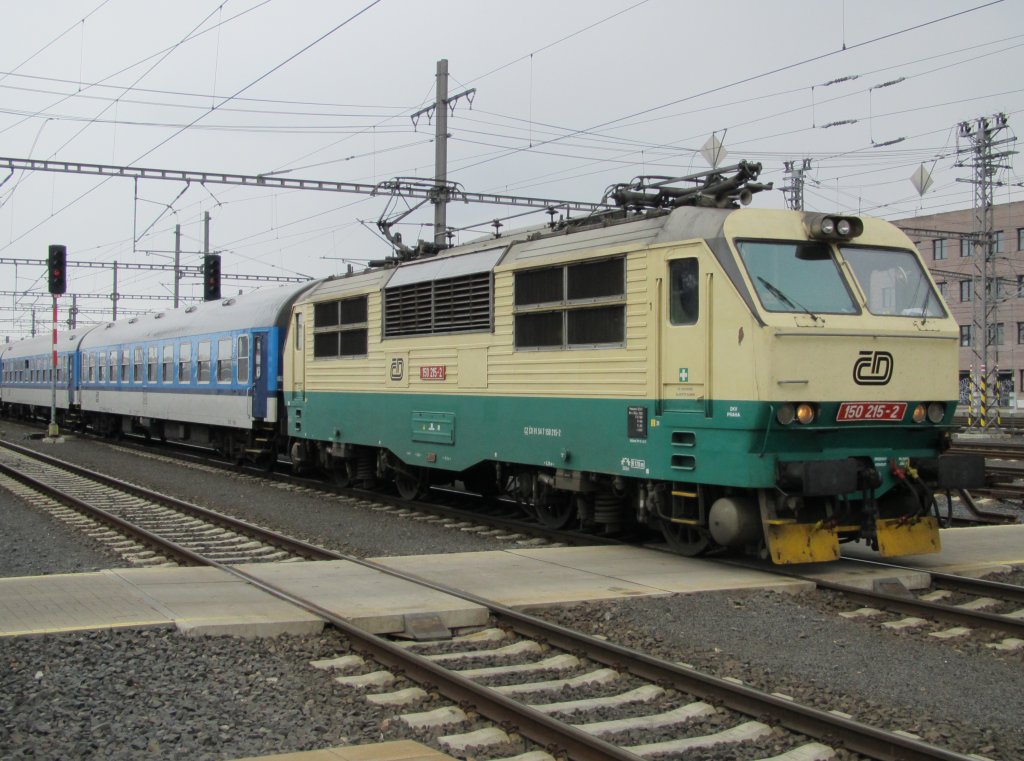 7.4.2012 15:08 ČD 150 215-2 mit einem Schnellzug (R) aus Luhačovice nach Praha-Smchov bei der Einfahrt in den Bahnhof Praha hl.n.. 