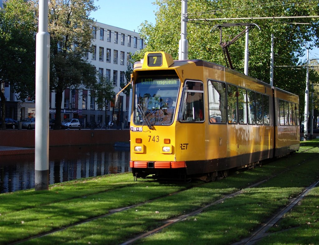 743 mit RET Linie 7 nach Willemsplein bei durchfahrt auf Kruiskade !