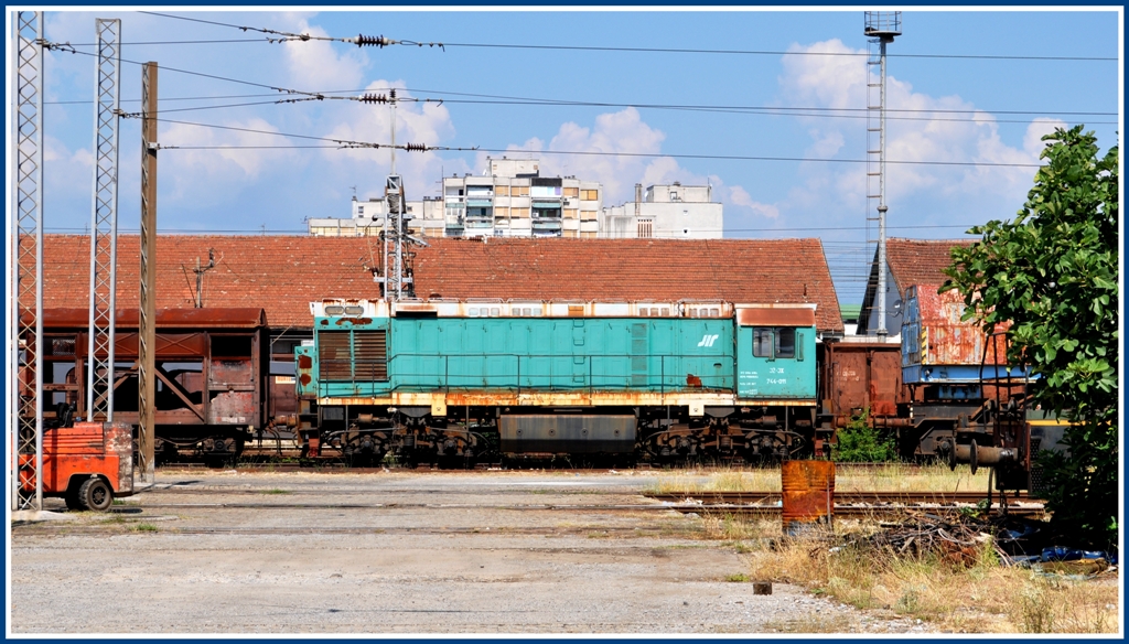 744-011 im Depot Podgorica ist im Dornrschenschlaf. (26.07.2012)