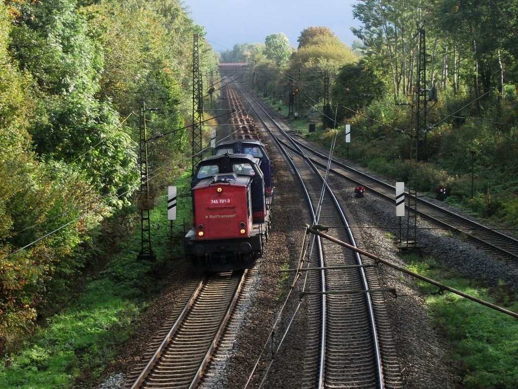 745 701 und 745 702 von RailTransport sind am 08.Oktober 2011 in Gttingen-Leineberg Richtung Kreiensen unterwegs.