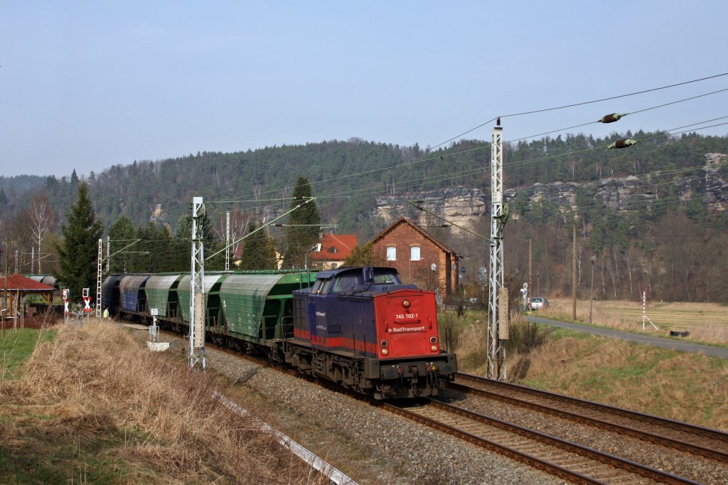 745 702-1 zieht am 27.03.'12 einen Getreidezug durchs Elbtal in Richtung Tschechien.
Nachdem sie in der Ausweiche Rathen vom EC berholt wurde, drhnte sie bei Strand mit miger Geschwingigkeit am Fotografen vorbei.