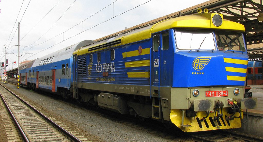749 039-4 am 16.10.'10 mit einem kurzen Personenzug in Praha hl.n.
