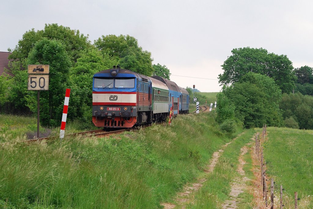 749 051 mit Os 8109 bei Srnin (23.05.2011)