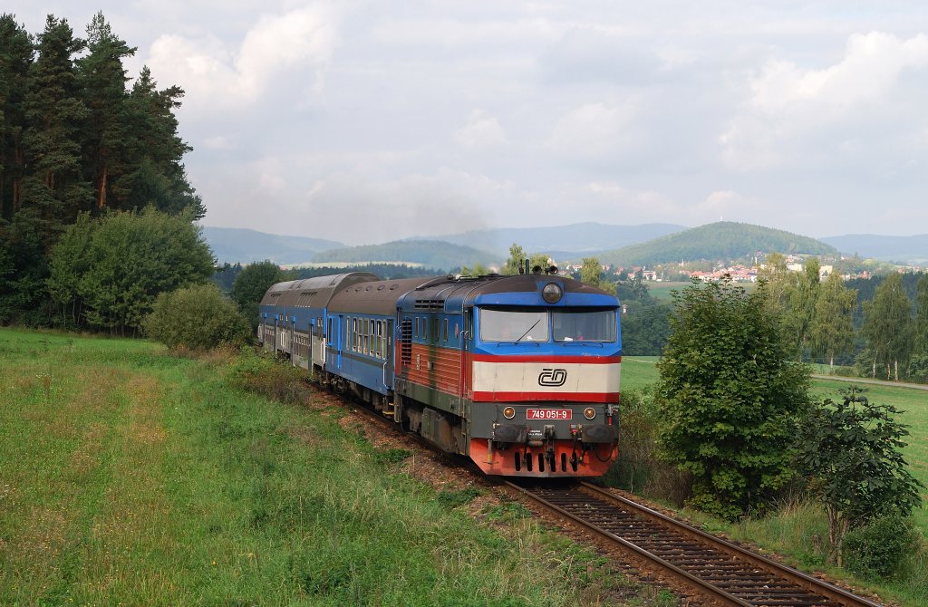 749 051 mit Os 8113 bei Trisov (23.09.2011)