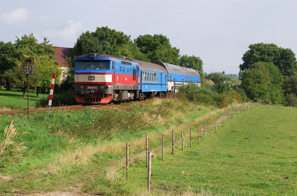 749 051 mit Os 8113 bei Srnin (23.09.2011)