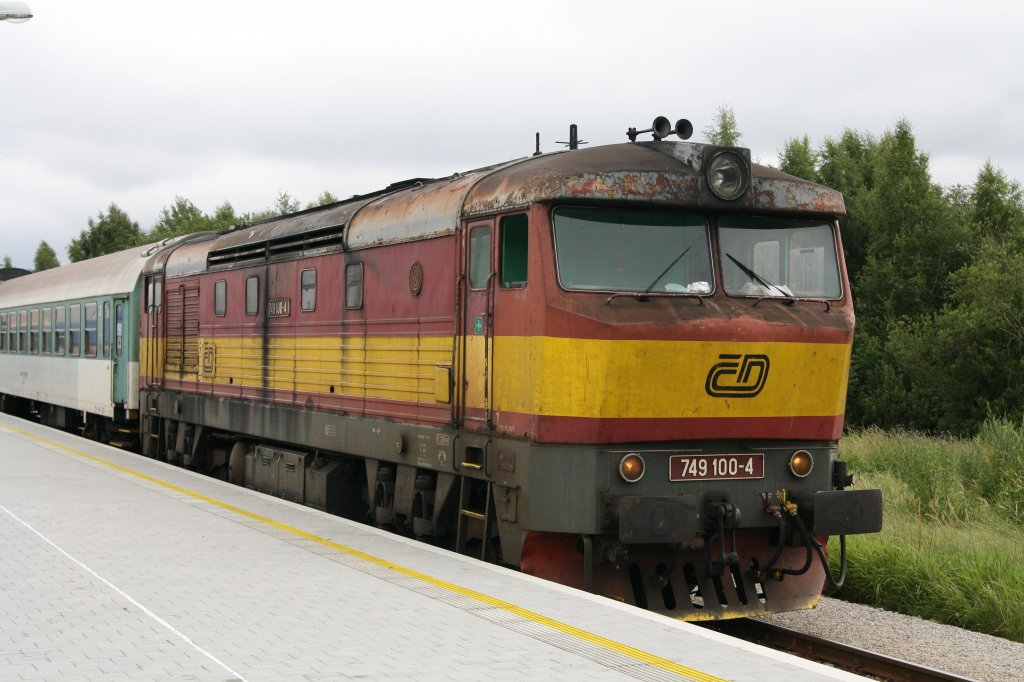 749 100-4, eine Lok ohne Schalldmpfer, wurde abfahrbereit am 14.07.11 im Bahnhof von Horni Plana abgelichtet.