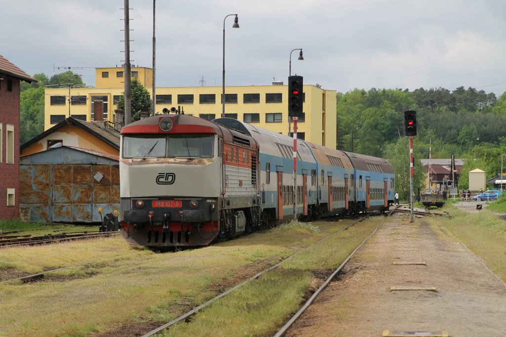 749 107-9 mit Os 9059 Praha Hlavn Ndra-Čerčany auf Bahnhof Tnec nad Szavou am 18-5-2013.