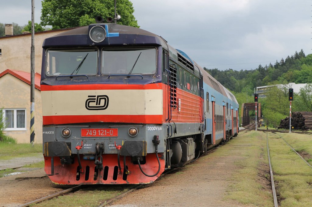 749 121-0 mit Os 9058 Čerčany-Praha Hlavn Ndra auf Bahnhof Tnec nad Szavou am 18-5-2013.