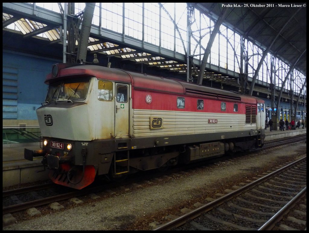 749 162 steht allein im Prager Hbf, nachdem sie von ihrem Personenzug abgekoppelt wurde (25.10.2011)