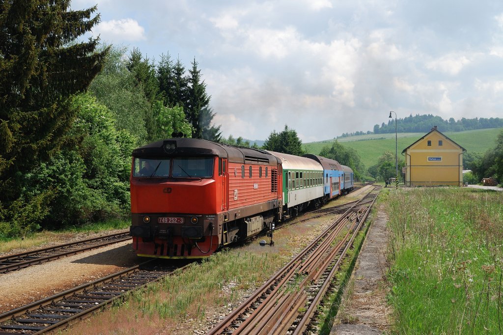 749 252 mit Os 8117 in Horice (23.05.2011)