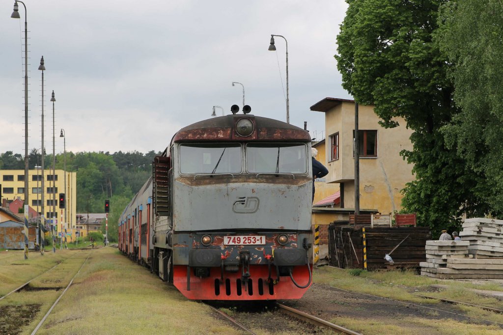 749 253-1 mit Os 9057 Praha Hlavn Ndra-Čerčany auf Bahnhof Tnec nad Szavou am 18-5-2013.