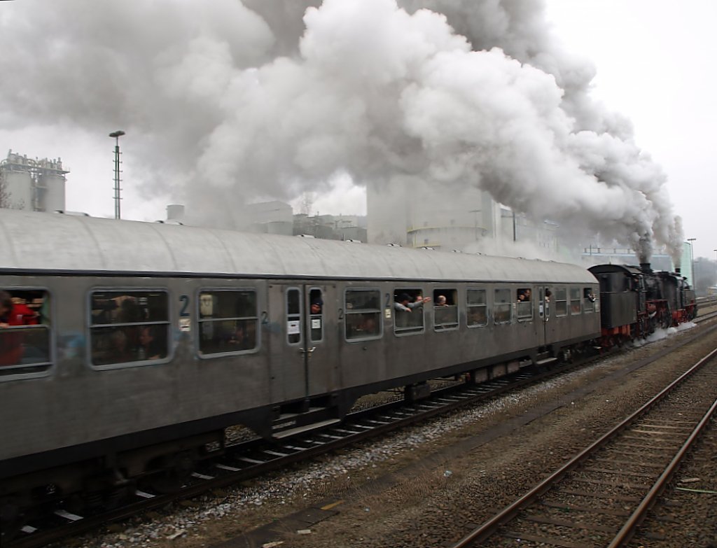 75 1118 und 58 311 der Ulmer Eisenbahnfreunde e.V. in Doppeltraktion verlassen mit dem Jubilumssonderzug der EFZ den Bahnhof Schelklingen zur Weiterfahrt auf die Schwbische Alb nach Gammertingen.
30.03.2013