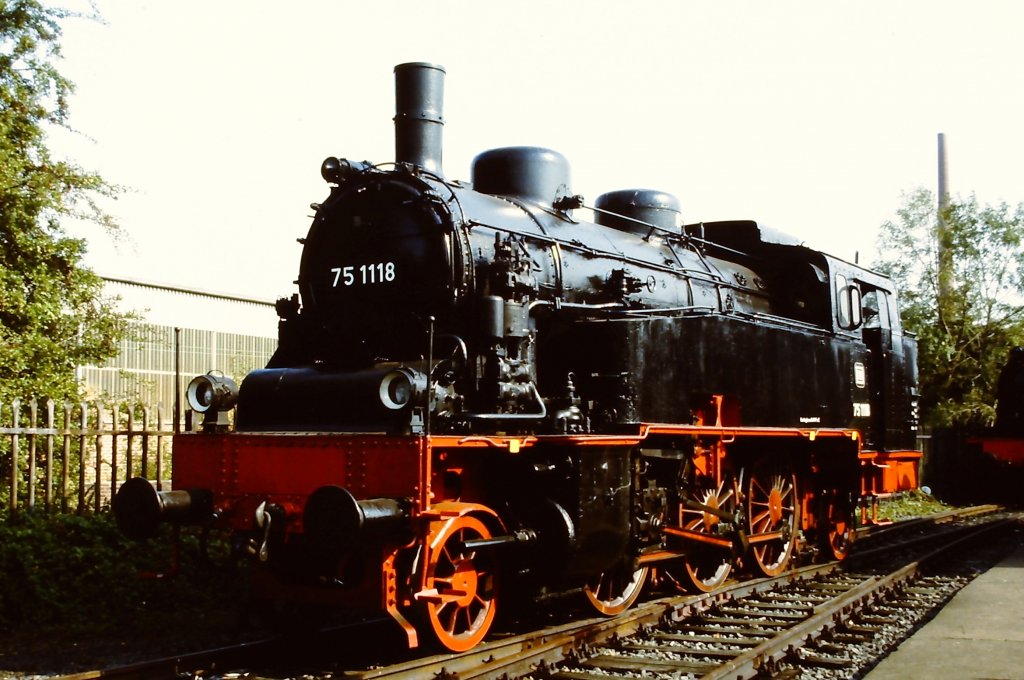 75 1118 auf der Fahrzeugschau  150 Jahre deutsche Eisenbahn  vom 3. - 13. Oktober 1985 in Bochum-Dahlhausen.