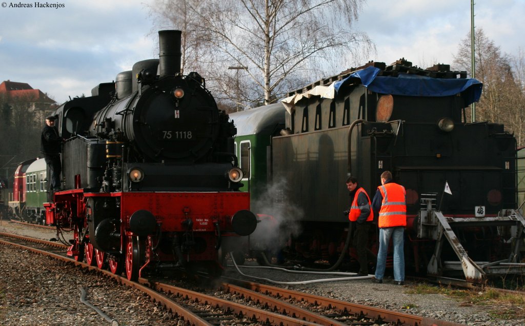 75 1118 beim Wasser in Rottweil, whrend der 2.Rottweiler Dampfloktagen 28.11.09. Hier zu wird der Tender von 01 519 als Wassertank genutzt.