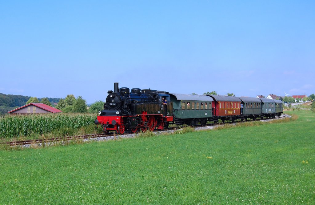 75 1118 pedelt an diesem Sonntag von Amstetten nach Gerstetten mit einem stillechten Sonderzug.Dieser Zug wurde von zahlreichen Fotografen bei Gussenstadt erwartet am 11.8.2013