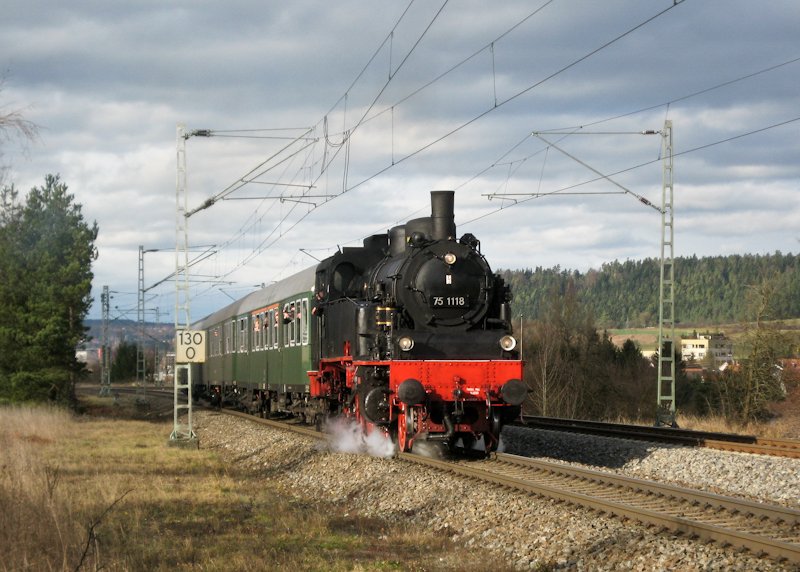 75 1118 der UEF mit dem DPE 33955 (Rottweil-Spaichingen) am 28. Oktober 2009 bei Neufra.