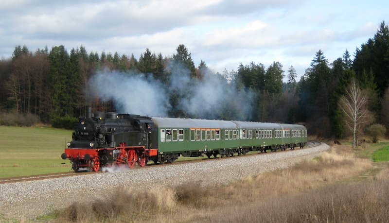 75 1118 der Ulmer Eisenbahnfreunde zog anlsslich der 2. Rottweiler Dampfloktage am 28. Oktober 2009 den  DPE 33951 (Rottweil-Schwenningen(Neckar). Hier sieht man den Zug bei Lauffen.