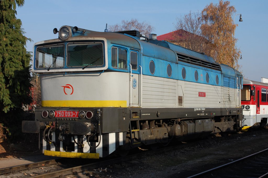 750 093-7 ZSSK, abgestellt im Bereich des Bahnhofes Prievidza/Priwitz; 17.11.2011 