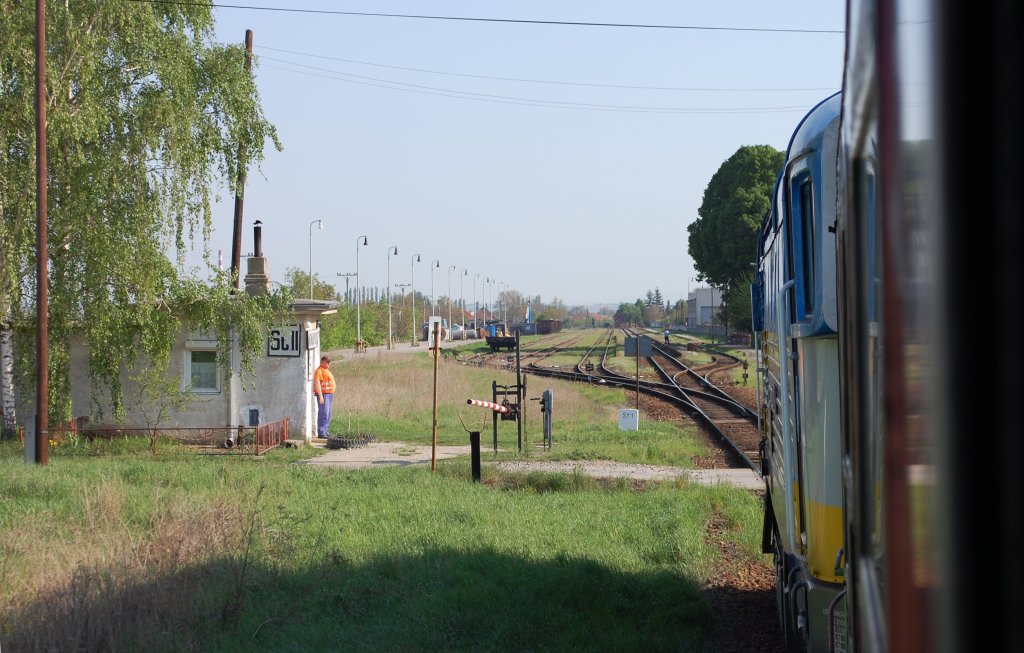 750 183-6 ∙ Bahnhofspersonal in Bf. Koniarovce auf der Nitratalbahn bei Durchfahrt des Fernzuges R 721 „Bojnice“ aus Bratislava und Leopoldov nach Prievidza; 01.05.2012 