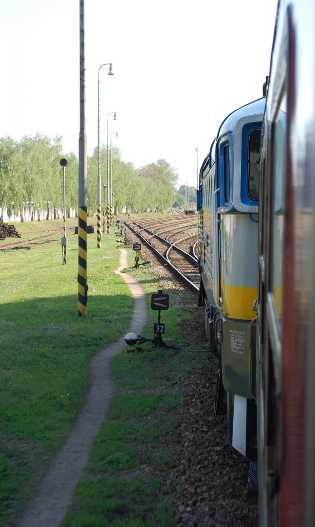 750 183-6 mit Fernzug R 721 „Bojnice“ auf die Weichen der Bahnhof Topoľčany; 01.05.2012