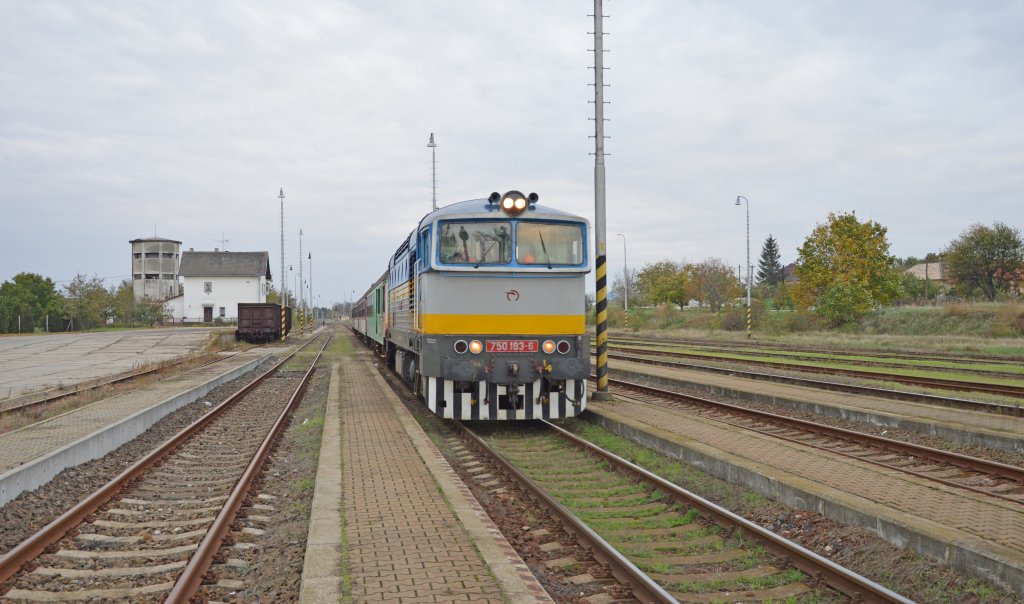 750 183-6 mit Regionalzug Os 5005 Nov Zmky/Neuhusel (14:48) – Nitra/Neutra – Topoľčany – Prievidza/Priwitz (17:51) fhrt in den Knotenbahnhof Luianky ein; 28.10.2012 (15:49) 
