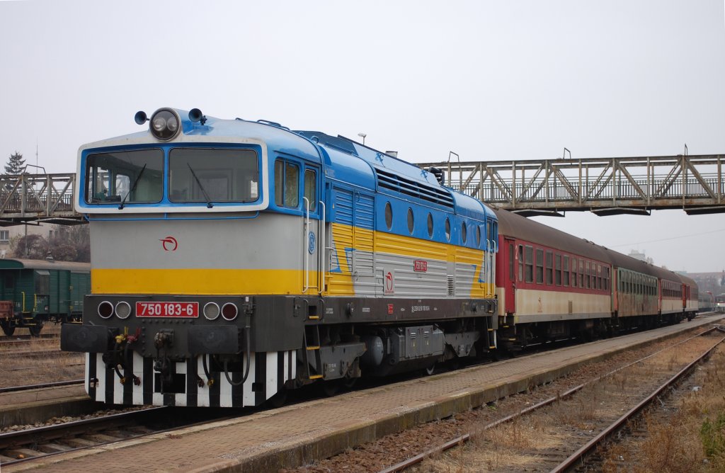750 183-6 der SSK wartet auf die Abfahrt mit Regionalzug Os 5052 Nitra/Neutra (ab 14:44) – urany/Schuran – Nov Zmky/Neuhusel – Komrno/Komorn in der Westslowakei; 18.11.2011