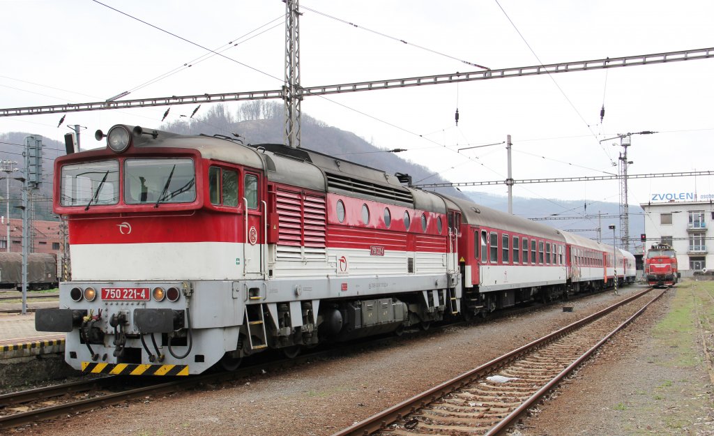 750 221-4 mit Eilzug (RE) 1844 „Strečno“ auf die Strecke Zvolen/Altsohl (15:18) – Bansk Bystrica/Neusohl – Vrtky/Ruttek – ilina/Sillein (17:08), 117 km; 07.04.2012 