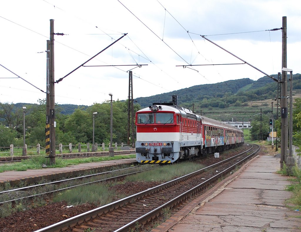 750 238-8 mit Fernzug R 723 „Vtčnik“ Bratislava hl. st./Preburg Hbf. – Leopoldov/Leopoldstadt – Topoľčany – Prievidza/Priwitz haltet im Bahnhof B.-Vinohrady/P.-Weinberge; 07.08.2012 
