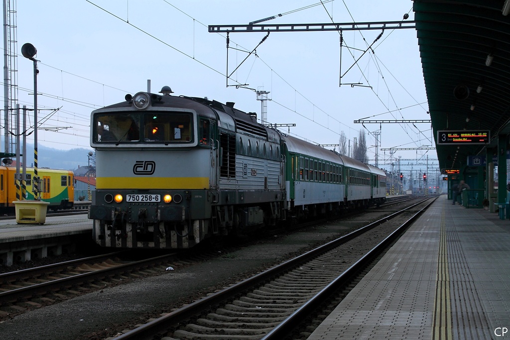 750 258-6 ist mit dem R 1163 in Decin hl.n. angekommen und fhrt nach kurzem Aufenthalt weiter nach Liberec. (20.11.2010)