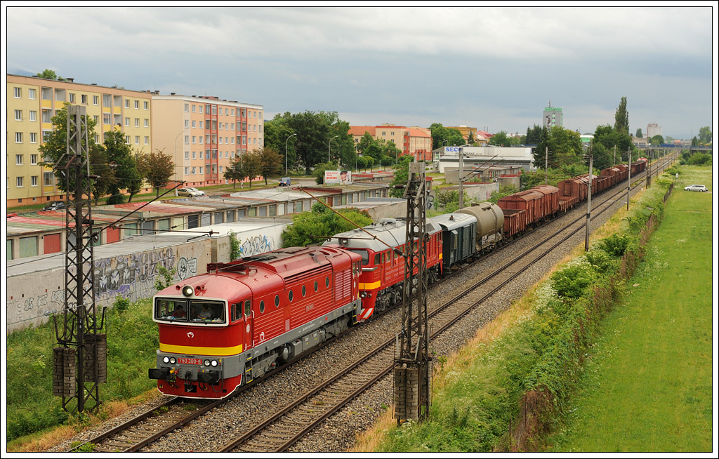 750 300 an die Spitze und T679 1168 als Zuglok beim Brandbeobachtungszug von Vrtky ber Zvolen und Kremnica nach Vrtky am 1.6.2012 in Martin aufgenommen.