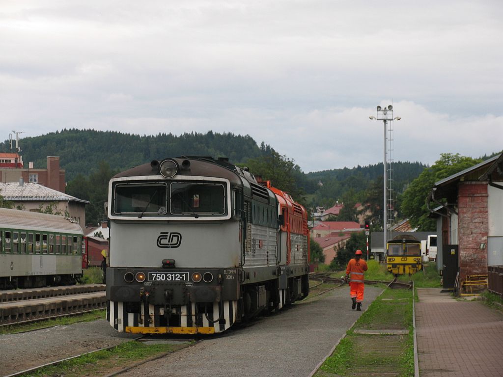 750 312-1  und 754 050-3 auf Bahnhof Trutnov Hlavn Ndra am 1-8-2011.