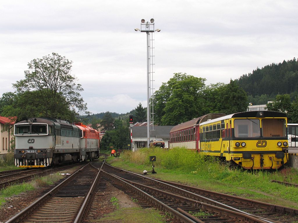 750 312-1 und 754 050-3 auf Bahnhof Trutnov Hlavn Ndra am 1-8-2011.