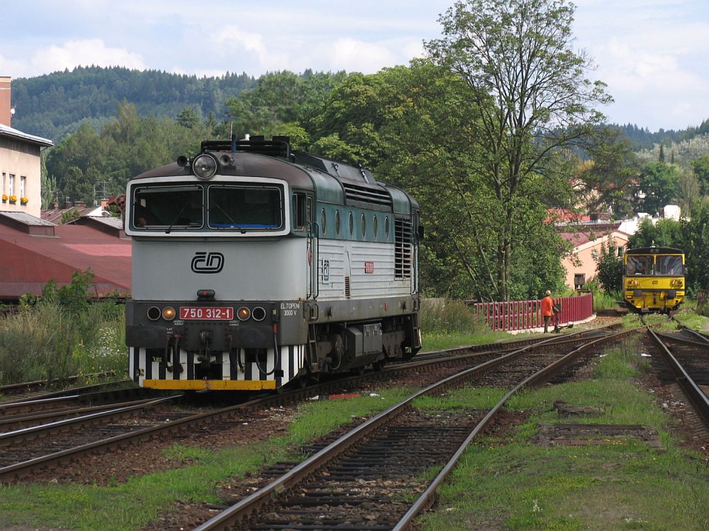 750 312-1 auf Bahnhof Trutnov Hlavn� N�dra�� am 6-8-2011.
