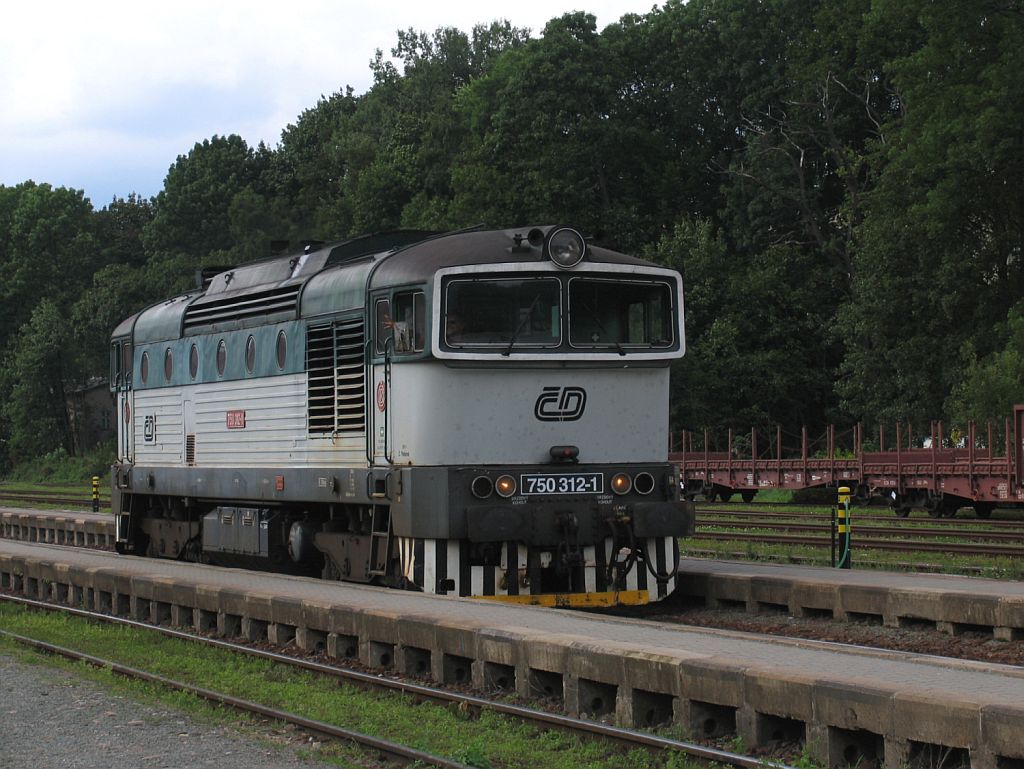 750 312-1 auf Bahnhof Trutnov Hlavn� N�dra�� am 6-8-2011.