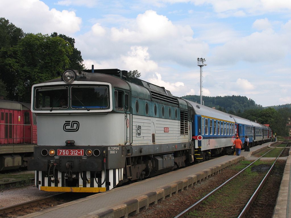 750 312-1 mit R 855 Praha Hlavn Ndra-Trutnov Hlavn Ndra auf Bahnhof Trutnov Hlavn Ndra am 6-8-2011.