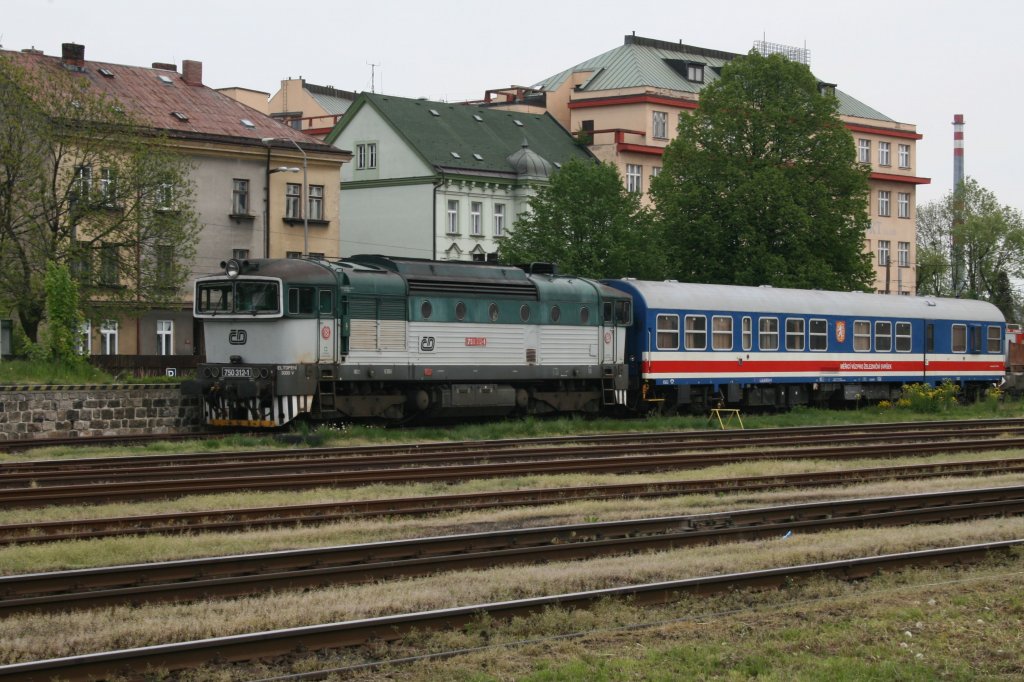750 312 mit angeh�ngten Messwagen am 14.05.2011 auf dem Bahnhof Liberec.