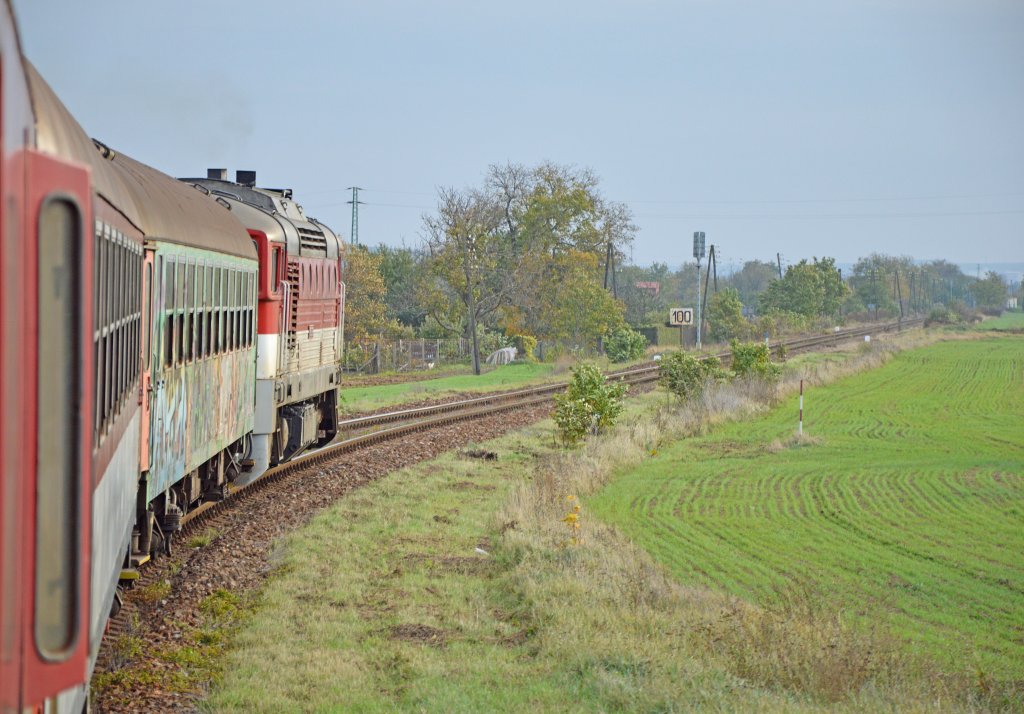 750 365-9 mit Regionalzug Os 5080 verlsst den Bahnhof Koniarovce auf der Nitratalbahn; 28.10.2012 (15:03)