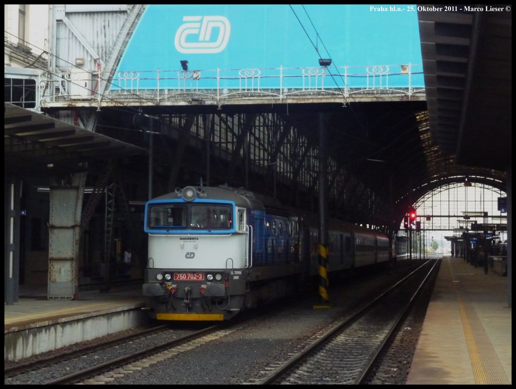 750 702 zog seinen Zug bei trben Wetter in den Prager Hbf (Praha hl.n.): Am Ende des Zuges schiebt 749 162 (25.10.2011)
