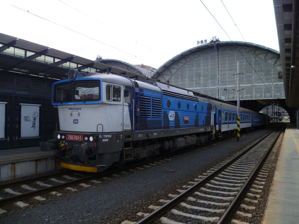 750 703-1 kam am 26.08.12 in den Praha hl.n. das ist auch die Endstation.