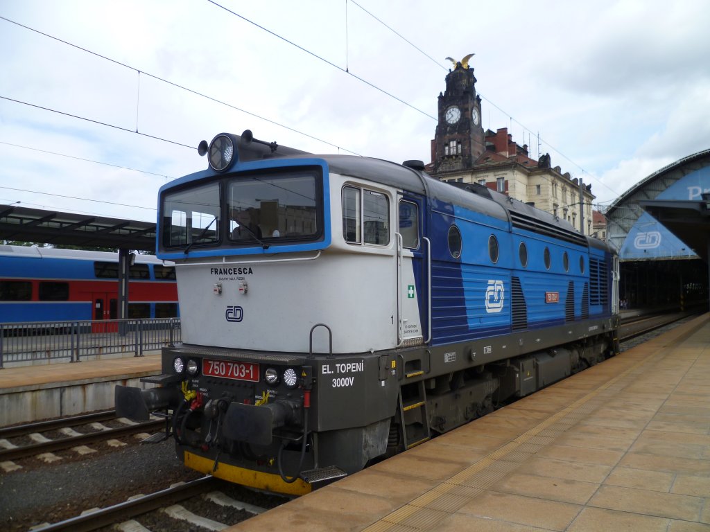 750 703-1 stand am 26.08.12 in Praha hl.n.