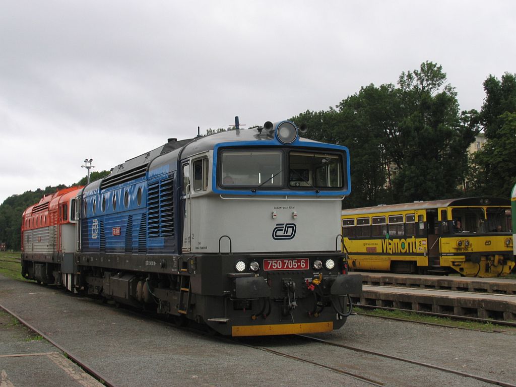 750 705-6 und 754 050-3 auf Bahnhof Trutnov Hlavn Ndra am 1-8-2011.