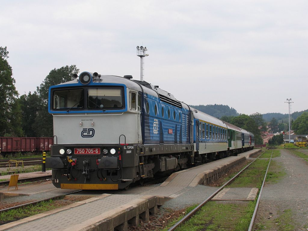 750 705-6 mit Sp 1782 Hradec Krlov Hlavn Ndra-Trutnov Hlavn Ndra auf Bahnhof Trutnov Hlavn Ndra am 6-8-2011.