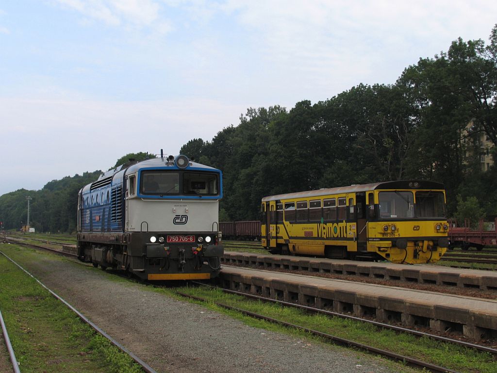 750 705-6 neben 810 205-5 (Viamont) mit Os 15707 Svoboda nad pou-Trutnov Hlavn Ndra auf Bahnhof Trutnov Hlavn Ndra am 6-8-2011.