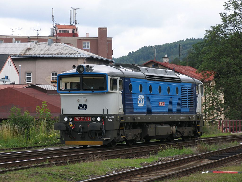 750 706-4 auf Bahnhof Trutnov Hlavn Ndra am 1-8-2011.