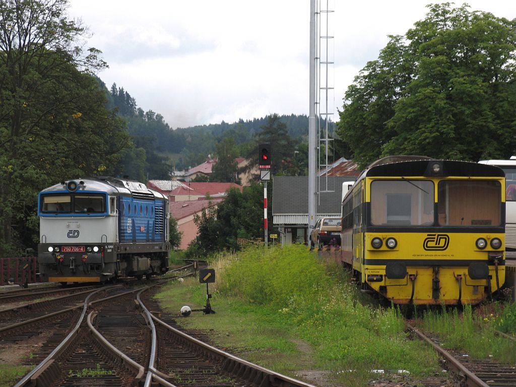 750 706-4 auf Bahnhof Trutnov Hlavn Ndra am 1-8-2011.