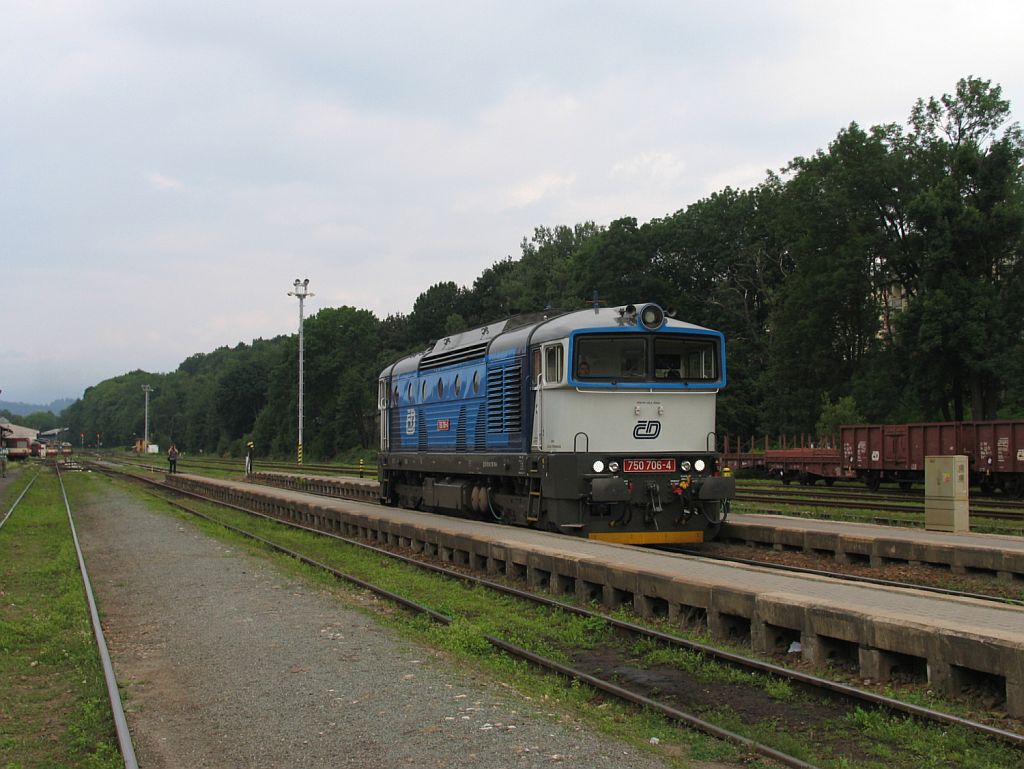 750 706-4 auf Bahnhof Trutnov Hlavn Ndra am 6-8-2011.