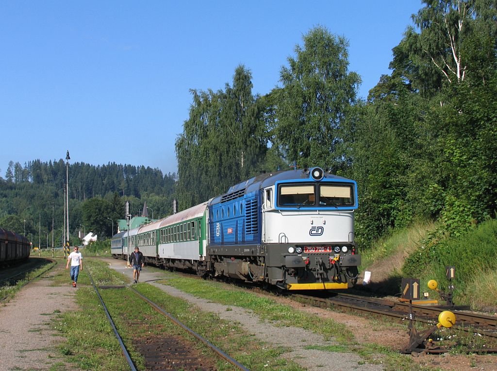 750 706-4 mit R 848 Trutnov Hlavn Ndra-Praha Hlavn Ndra auf Bahnhof Trutnov Střed am 2-8-2011.